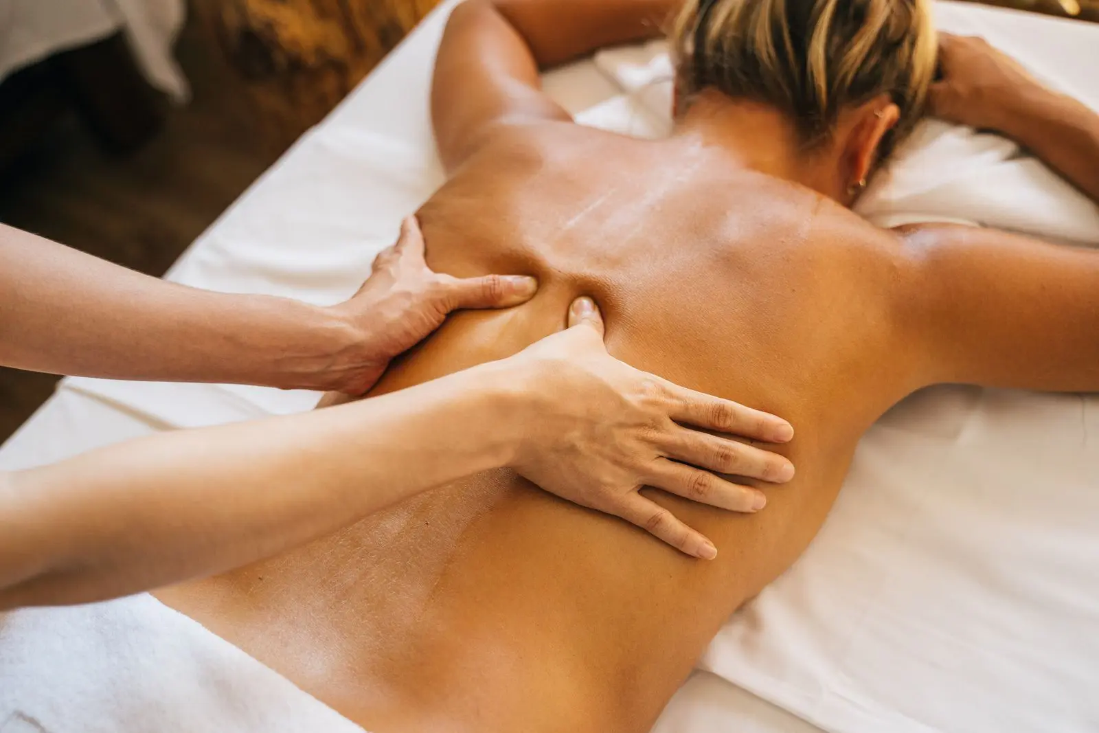Ruhige Rückenmassage in warmem Licht.